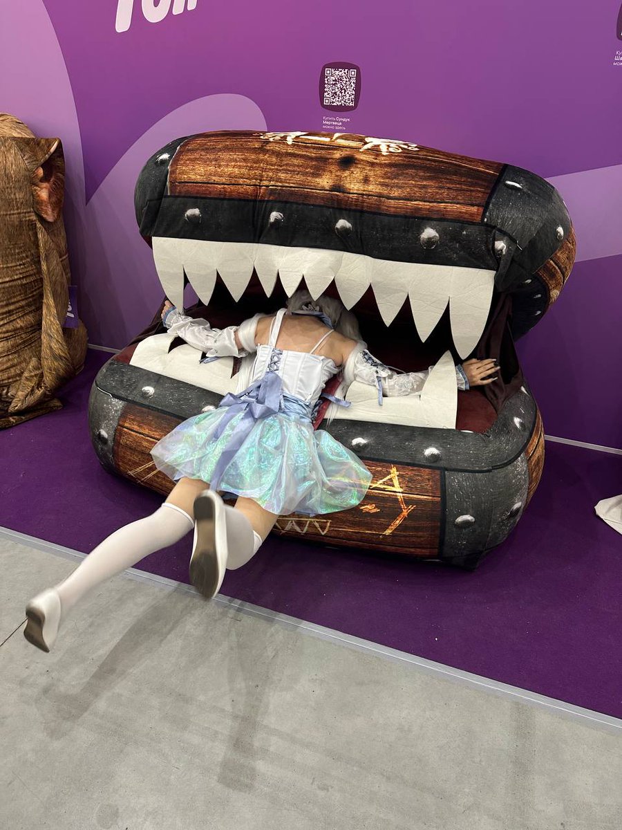 mikurokka's tweet photo. Nothing foreshadowed any trouble...🤔
#cosplayer #funny #mimic https://t.co/rtH4OAvNBQ