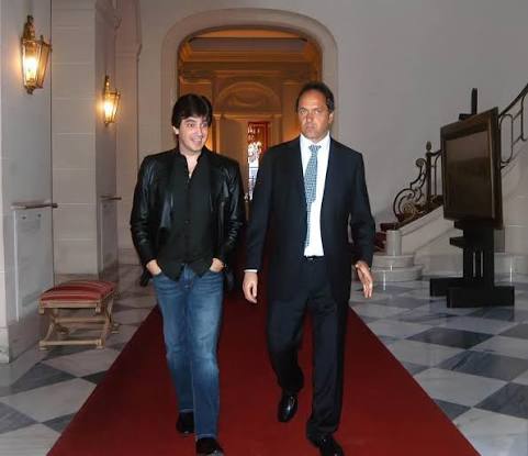 Che, no bardeen mucho a Dante Gebel con su pasado Peronista, que parece que no le gusta y anda mandando Cartas Documentos a Twitteros para amedrentar. 
Así que no den RT, que el "Manosanta esta cargado"