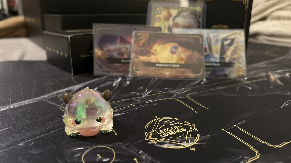 oktoebr's tweet image. Wow what a well crafted product with stunning promos! My Poro is excited to rock up to the next event with this playmat 😎