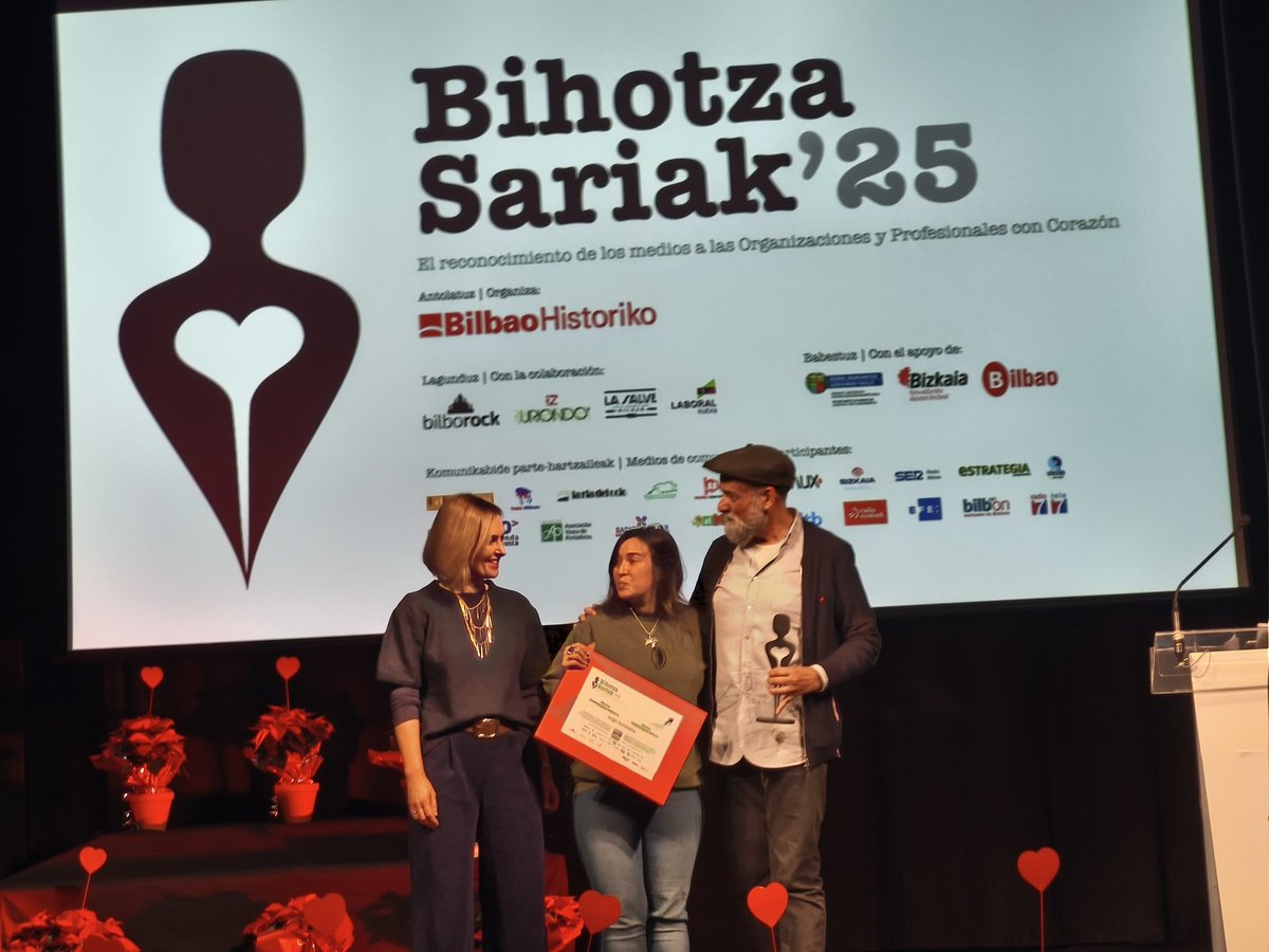 Un año más hemos asistido a la entrega de premios #BihotzaSariak los galardones a las iniciativas sociales de distinto ámbito de #BilboHistorikoa en #Bilbao y #Bizkaia.

Zorionak saritu guztiei eta eskerrik asko egunero egiten dozuen lanagatik!