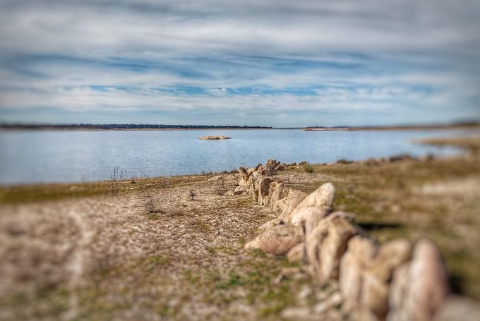 Dicen que la tranquilidad es contagiosa… y en el embalse se nota 
Ven a desconectar, disfrutar del paisaje y, quién sabe, quizás inventar tu propia historia junto al agua ✨🍃. ¡A veces, los mejores planes son los más simples! 
Sardón de los Frailes, <a href="/TurismoSardon/">turismosardon</a>
