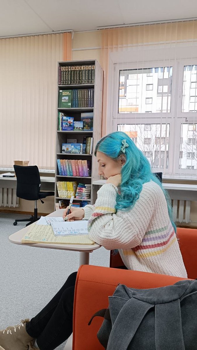 Читальный зал уже работает. И мы тоже 😊

Мне правда нравится, как всё сделали: такие вайбы 70-х и совсем не уныло! Столики регулируются по высоте, сидишь в мягком кресле… приятно.
Компьютеры пока не поставили, но скоро будут.