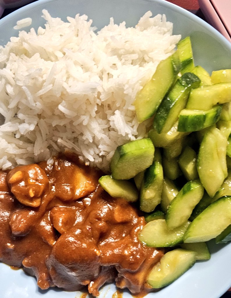 "Let him cook!" - Zum Beispiel veganes Saté-Hähnchen mit Erdnusssoße, dazu in Chili-Knoblauch-Soja-Sesam-Reisessig eingelegte Gurken, an Basmati-Reis.

Itadakischmatz!