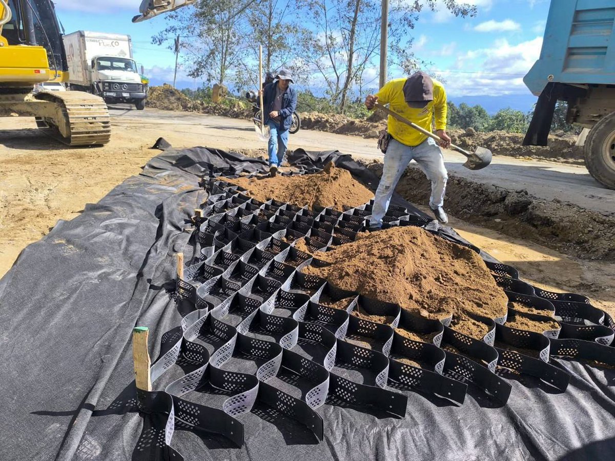 CIV_Guatemala's tweet photo. 📍 ¡Trabajos en marcha en la CA-1 Occidente!
El km 208, que conecta Totonicapán con Huehuetenango se recuperaron 250 metros de carretera para mejorar la velocidad y fluidez al circular y se trabaja en un muro de contención. 📲
🖇️: https://t.co/niLl00YYX3
#PlanConecta2025 https://t.co/Kab0BPwNdd