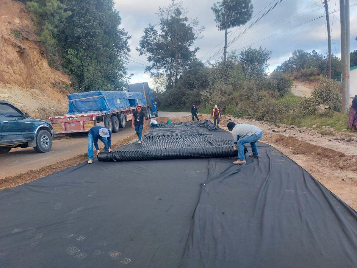 CIV_Guatemala's tweet photo. 📍 ¡Trabajos en marcha en la CA-1 Occidente!
El km 208, que conecta Totonicapán con Huehuetenango se recuperaron 250 metros de carretera para mejorar la velocidad y fluidez al circular y se trabaja en un muro de contención. 📲
🖇️: https://t.co/niLl00YYX3
#PlanConecta2025 https://t.co/Kab0BPwNdd