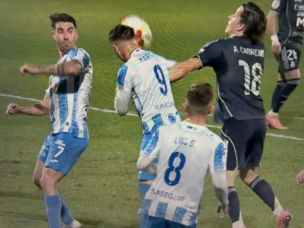 En el forcejeo por ganar ese balón, Carreras tiene su brazo en la axila de Marcos Moreno y es el jugador del Real Madrid quien eleva el brazo del jugador del Talavera, antes de que el balón le caiga encima. Surrealista pitar ese penalti. Así es el fútbol sin VAR.