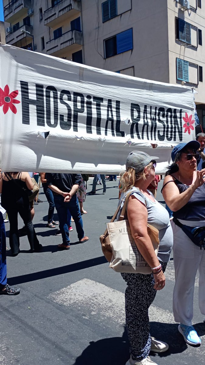 📢Hoy estuvimos presentes junto a otros gremios y organizaciones rechazando un nuevo robo a nuestro salario con el aumento de aportes a la Caja de Jubilaciones y APROSS.
Reclamamos a los legisladores que no aprueben este nuevo ajuste.