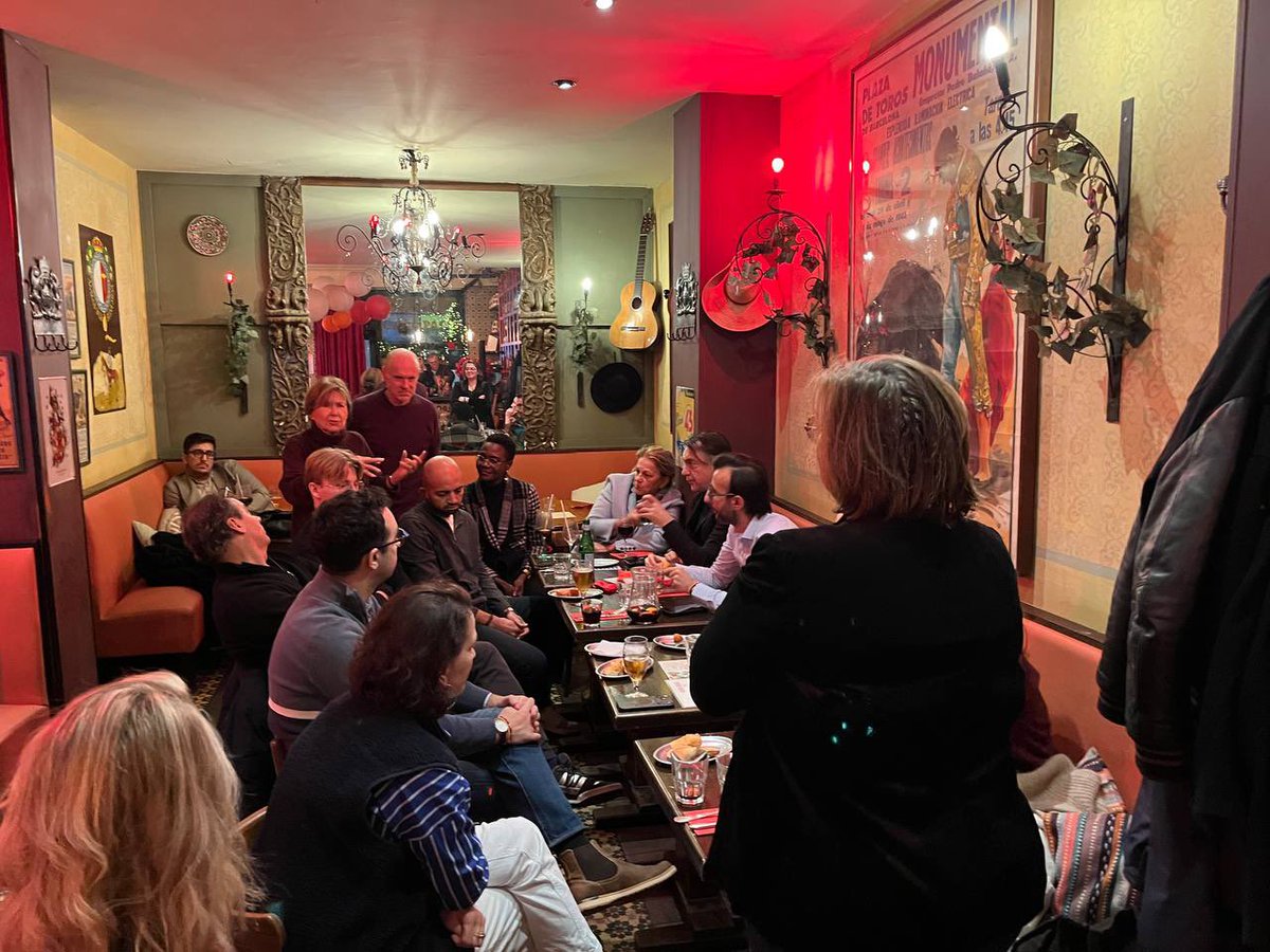 Le groupe vit bien 😉 
Traditionnel pot de fin d’année <a href="/HorizonsParis16/">Horizons Paris 16ème</a>
Ciao 2025, tu nous as bien chahutés. À nous 2026. On est prêts !
<a href="/EPhilippe_LH/">Edouard Philippe</a> <a href="/pybournazel/">PierreYves Bournazel</a>