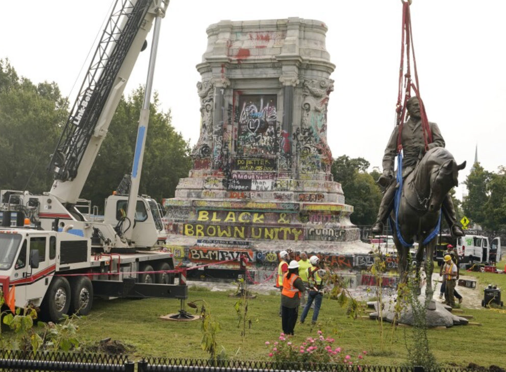 phreespeech's tweet image. Just a reminder that if you support what happened in the first photo but not the second, you’re a hypocrite and a traitor.