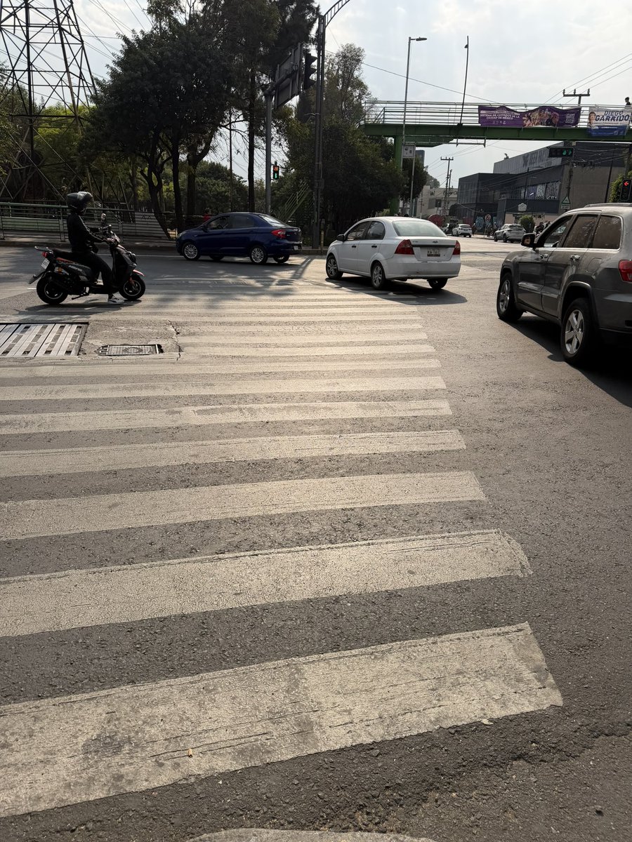 Oye <a href="/OVIALCDMX/">OVIAL_SSCCDMX</a> este cruce de Montevideo para los peatones es complicado porque no hay un alto a la vuelta que hacen los que circulan por la lateral de Insurgentes sin contar la constante invasión del cruce peatonal y la mala coordinación de semáforos que genera siempre un bloqueo