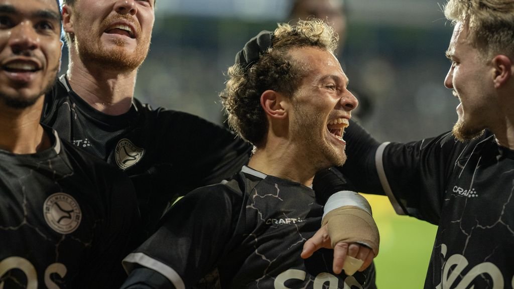 oranjefussball's tweet photo. Eine kleine Pokalüberraschung am Mittwochabend: Der Zweitligist #AlmereCity dreht die Partie beim Erstligisten #FortunaSittard und setzt sich am Ende mit 3:2 durch.
#KNVBbeker #FORALM https://t.co/G4DZGeRqDm