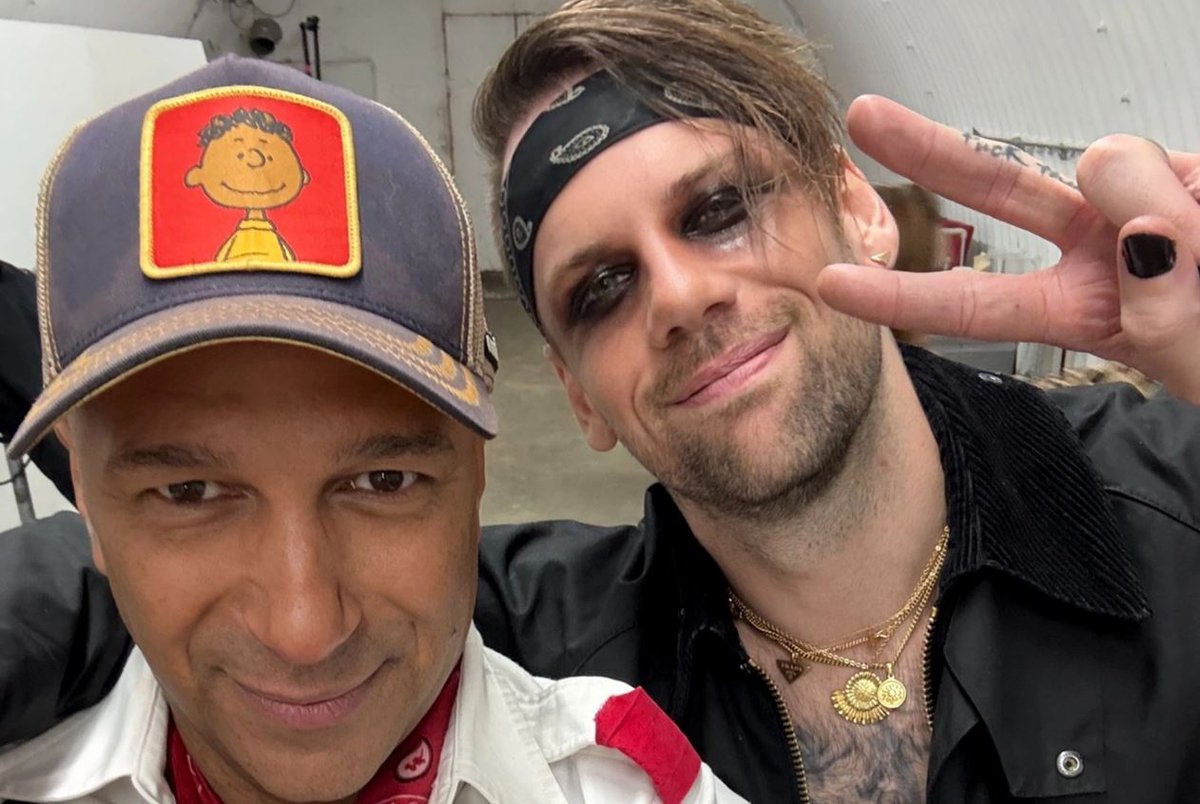 Tom Morello se une a Beartooth no single Everything Burns

Saiba mais acessando:
kissfm.com.br/tom-morello-se…

Foto: Divulgação

Fonte: Valter Fragoso (For Music