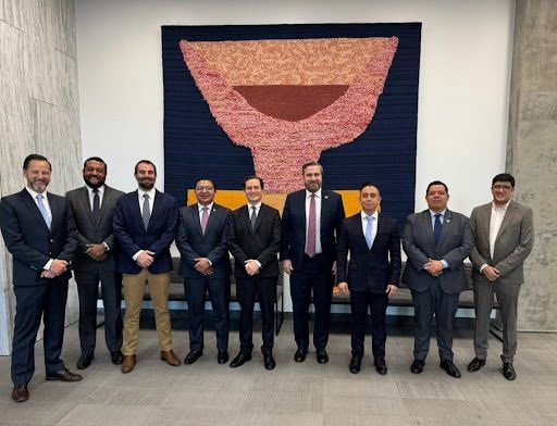 Sostuvimos una reunión con la @USEmbassyGuate para dialogar sobre el fortalecimiento institucional de la Superintendencia de Competencia. El acompañamiento y la experiencia de EE.UU., junto a la <a href="/FTC/">FTC</a> y el <a href="/JusticeATR/">Antitrust Division</a> serán clave para construir capacidades técnicas sólidas. 🇬🇹🤝🇺🇸