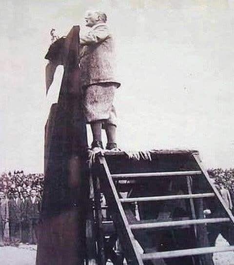 Uçağa binenler "TK" diye bir kod görür. O kod "Türk Kuşu" demektir.

Atatürk O Türk Kuşu açılışında, 3 Mayıs 1935.