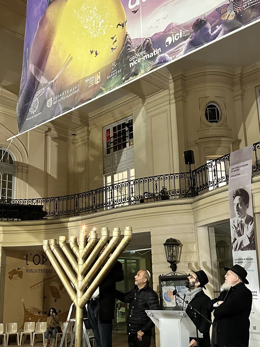 Malgré la tragédie qui a encore frappé le peuple juif ce 14 décembre, hanoucca continue d’être célébrer . 
Ce soir à #Menton, j’ai eu l’honneur d’être convier à l’allumage de la 4ème bougie. 
Pour que la lumière puisse toujours prendre le dessus sur l’obscurité. 
Joyeux hanoucca.