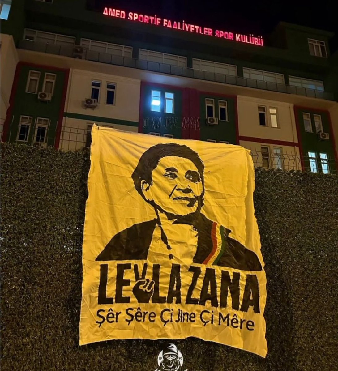 Amedspor Şeyhmus Özer Tesislerine Leyla Zana’nın pankartı asıldı.