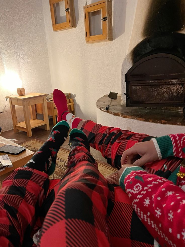 star_gxzing's tweet photo. Deseos de Navidad #Au #Hyunlix #Jeongho 🔞
Felix pidió no tener al Grinch oficial en el amigo secreto. La Navidad no escuchó.
Un chico nuevo silencioso espera su regalo, Jeongin entra a un juego ajeno.
Dos amigos secretos. Y una Navidad moviendo los hilos. 🎄✨ https://t.co/gDz9PPLw3J