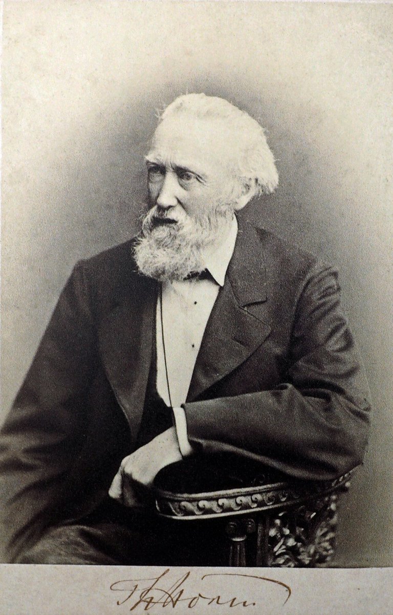 Theodor Storm (1817-1888)

Die Herrgottskinder

Von oben sieht der Herr darein,
Ihr dürft indes der Ruhe pflegen;
Er gibt der Arbeit das Gedeihn
Und träuft herab den Himmelssegen.
Und wenn dann in Blüte die Saaten stehn,
So läßt er die Lüftlein darüber gehn,
Auf daß sich die