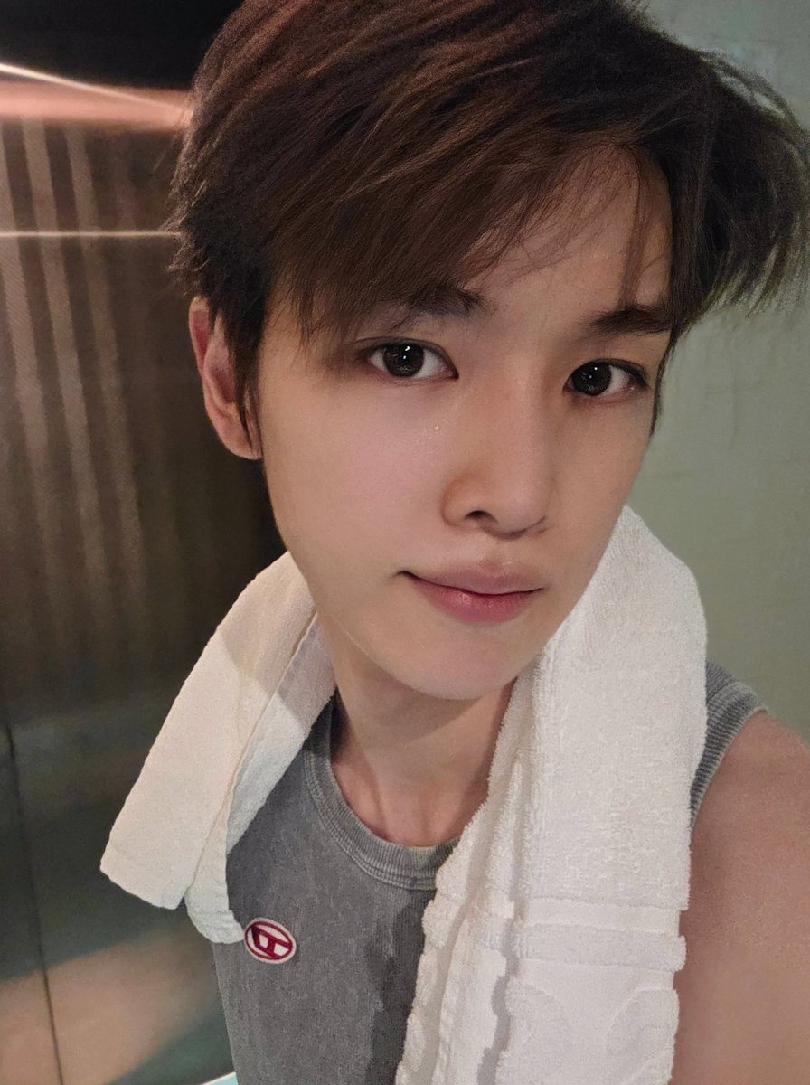 ᗢ  ₊  Able  to  show  off my  bare features  that is
always  makes the world go crazy  ⌗  cause how
decent  looking  my  face  looks.  Do  you  agree?