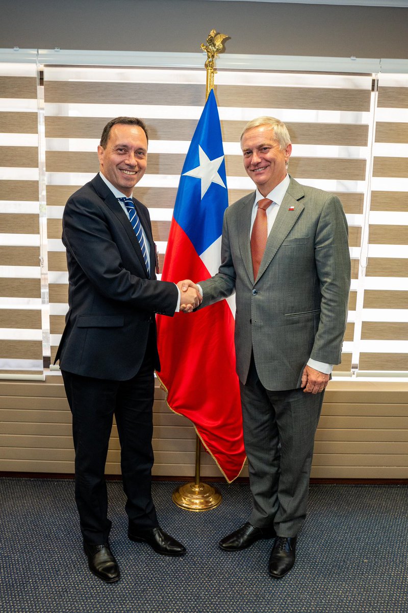 El Presidente Electo de la República, <a href="/joseantoniokast/">José Antonio Kast Rist 🖐️🇨🇱</a> , recibió al Director General de la Policía de Investigaciones de Chile, Sr. Eduardo Cerna Lozano.
