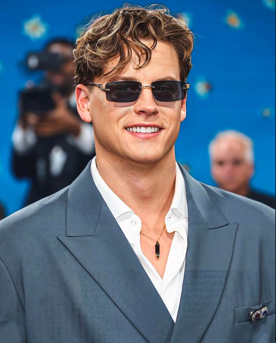 fokinyess's tweet image. put him in a romcom i DEMAND