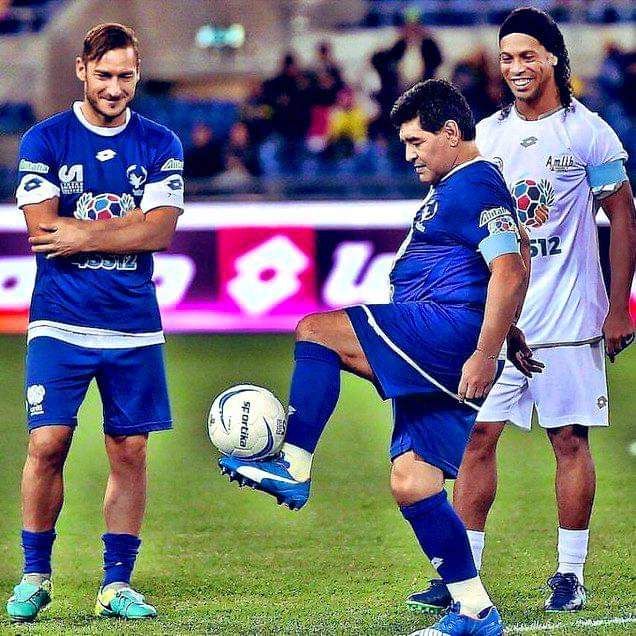 "Ven? Francesco, Ronnie... a la pelota se la duerme así".