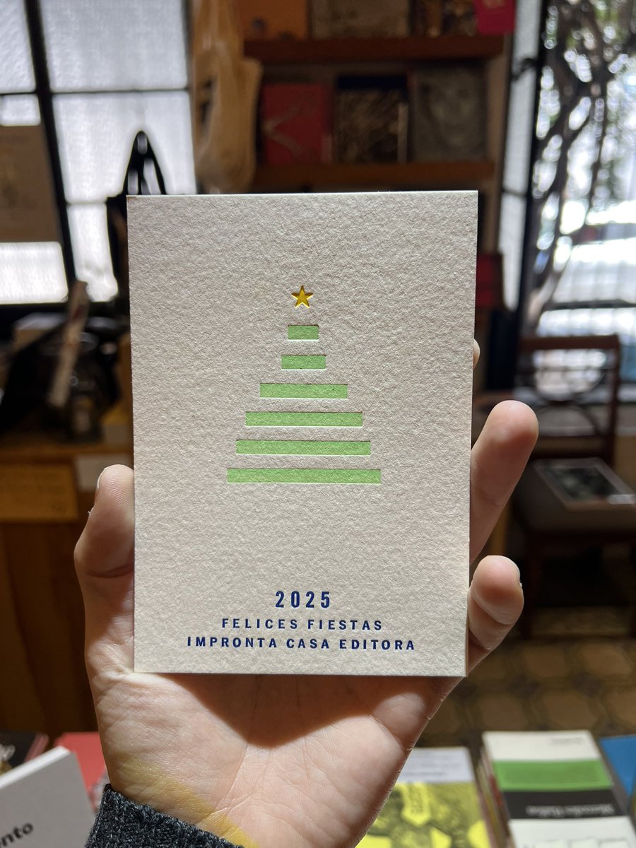 Hicimos esta postal para acompañar las compras de librería. Fundimos tipografía en linotipo así como guardas ornamentales para darle forma al arbolito. Tres tintas. Bajo relieve. Una hermosura. Un caramelo.