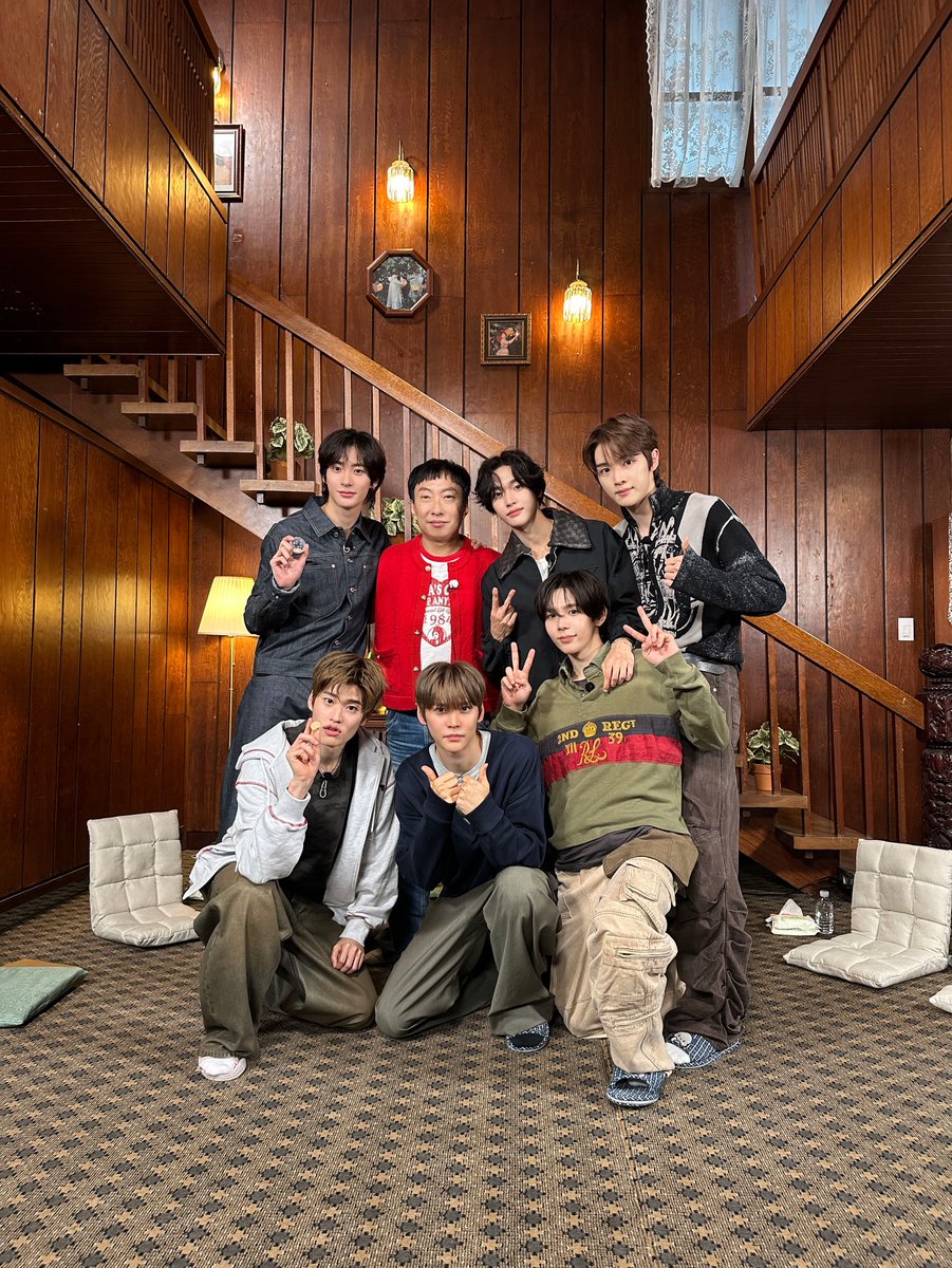 A little reunion with  Hal Myungsoo-nim  always
makes me and the boys happier! ꗃ A good time
to catch up  ✷  while bursting some laughs also.