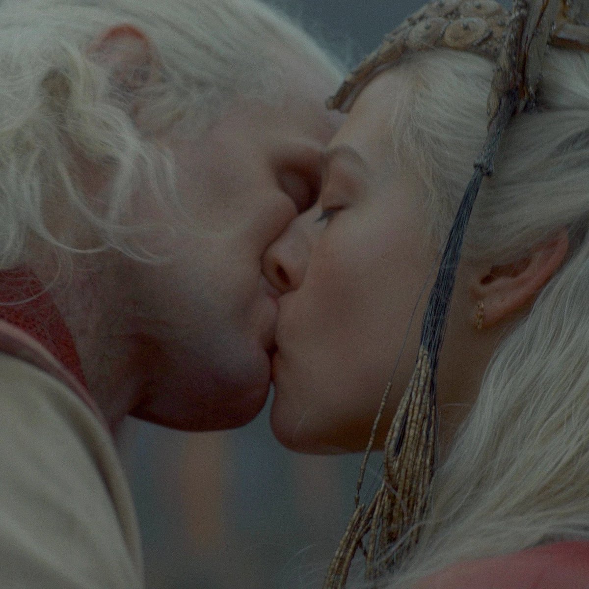 's tweet image. kill her to save                          kill the world 
    the world                                  to save her