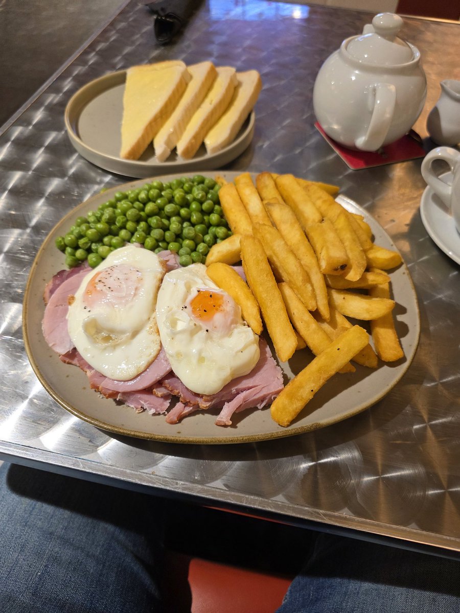 phillatta's tweet photo. @Mattwhu Decent food in there and a proper plate full. https://t.co/jnIUpbDnpC