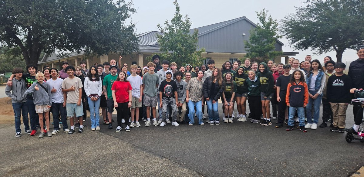 ColeJrotc's tweet image. A big shout out to JROTC &amp;amp; LCDC Cadets and Cole students and teachers! They helped place remembrance wreaths on veteran gravesites at Fort Sam Houston National Cemetery. #RemembertheFallen #HonorthosewhoServe