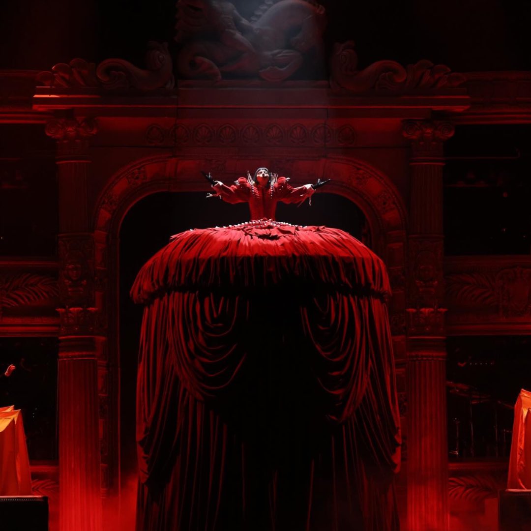 Since Pollstar and Billboard have officially included the Singapore and Mexico promotional shows as part of The MAYHEM Ball Tour, the tour has now grossed $286,998,986, with 62 of 93 shows completed.