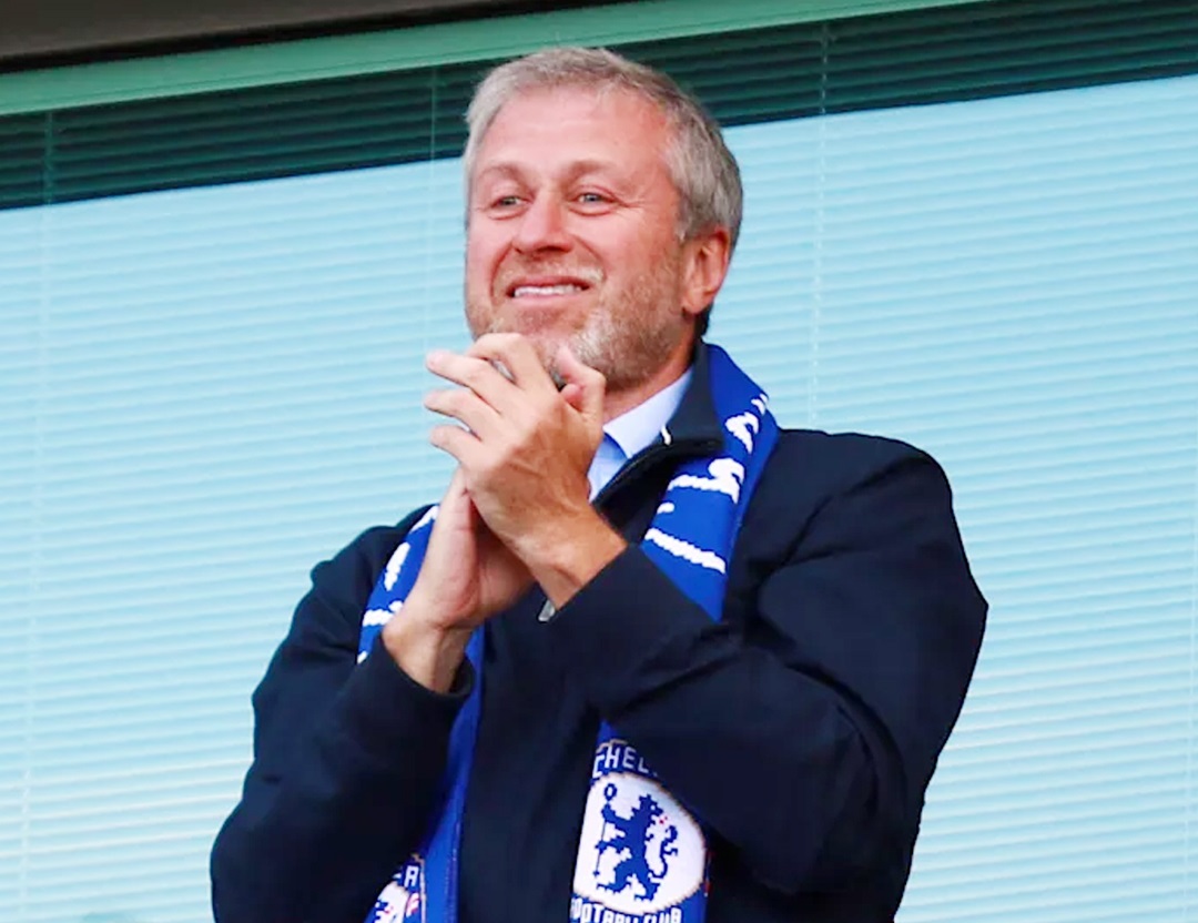 بريطانيا تطالب مالك تشيلسي السابق بالتبرع بـ 3.4 مليار دولار لأوكرانيا. منحت الملياردير الروسي مهلة أخيرة لتحويل عائدات بيع النادي المجمدة 