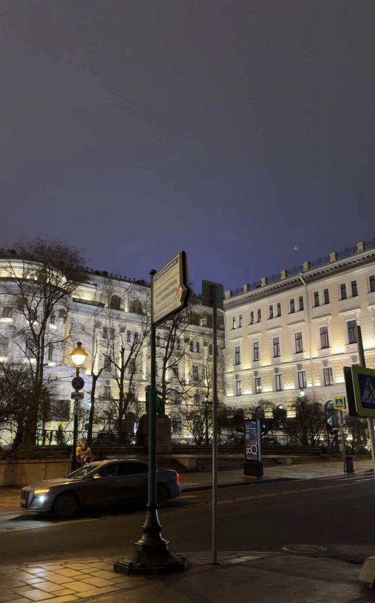 ayed_ri's tweet image. فدوتك قلبٍ على كل عرقٍ به تمون 
والطعون اللي من ايديك يسلم راسها 

فيك ماطعت السوالف وصدّقت الظنون 
سيرتك يحرم على خاطري دنّاسها 

من عرفتك والمحبه تحت فيّ الغصون 
جعل مايزعل مطرها .. على نسناسها