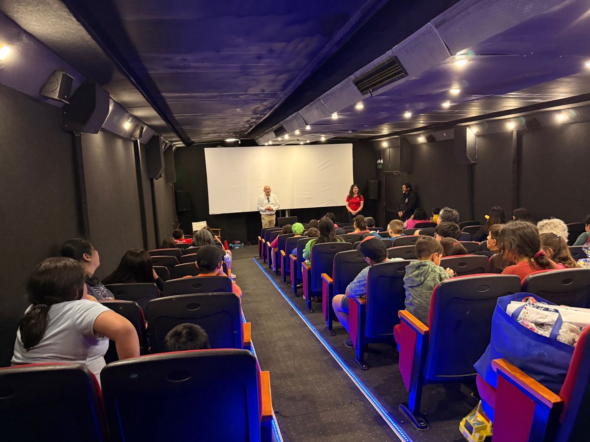 En el marco de la conmemoración del Bicentenario, el Cine Móvil llegó hasta la comuna de Curaco de Vélez, ofreciendo una jornada cultural gratuita y abierta a toda la comunidad. 
🎥 ¡Una invitación a disfrutar del cine y celebrar juntos el Bicentenario!