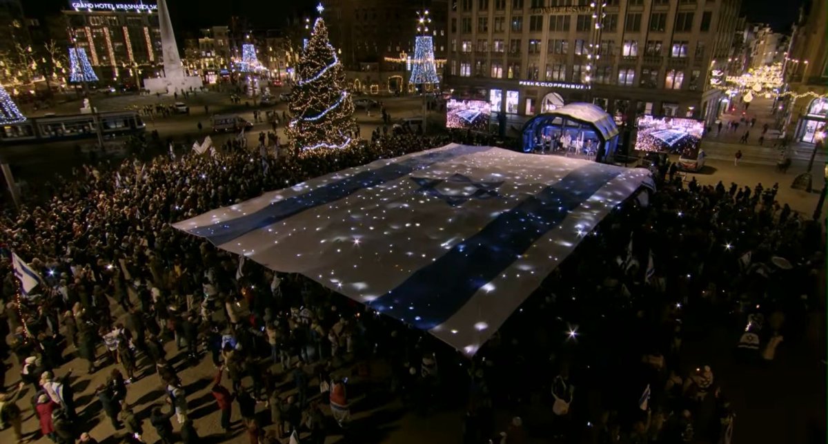 Wat een indrukwekkende Chanoeka-viering op de Dam in Amsterdam vanavond! Het licht zal altijd de duisternis overwinnen 💙