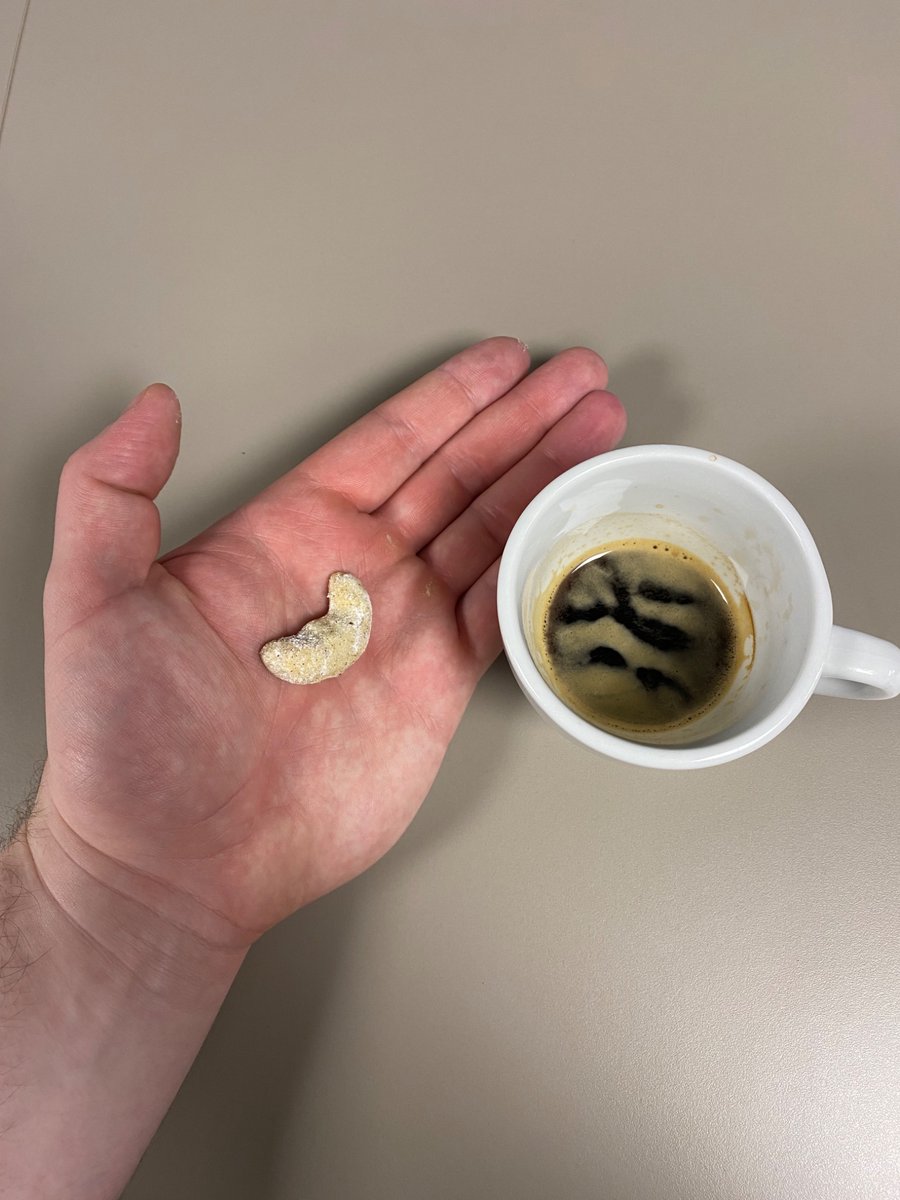 soft launching my peen size (ano, je to vanilkový rohlíček)