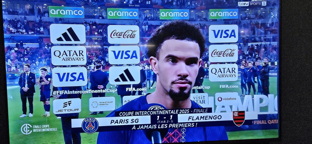 lamborgha's tweet photo. @OM_Portugues @OCantoOficial VOUS ÊTES LA HONTE DU FOOTBALL FRANÇAIS !!! VOUS AVEZ SOUTENU PUBLIQUEMENT FLAMENGO CONTRE UN CLUB FRANÇAIS !!! ICI C'EST PARIS !!! KARMA IS A BITCH !!! https://t.co/6hPLudSYQA