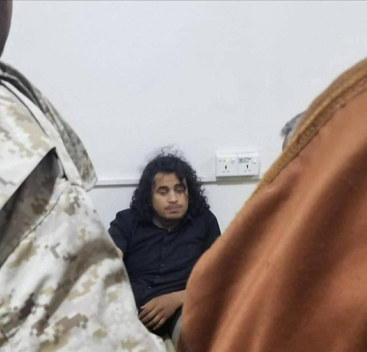 قاتل الضبيبي وزوجته بشارع خولان من عدة زوايا .... 

الله يصيب عدوكم يا رجال امننا ما خليتوا المختزقة حتى يتهنوا بالكذبة قليل 🤣🤣🤣