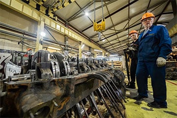 "Суровые годы уходят
Борьбы за свободу страны
Zа ними другие приходят
Они будут тоже трудны...

Время Zатянуть пояса.
Работникам стратегического завода военно-морского флота перестали платить зарплату.

Сотрудники КМЗ не получают зарплату уже более трёх месяцев.