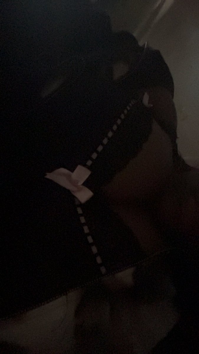I love this top so much bc the lil bow is so cutesy