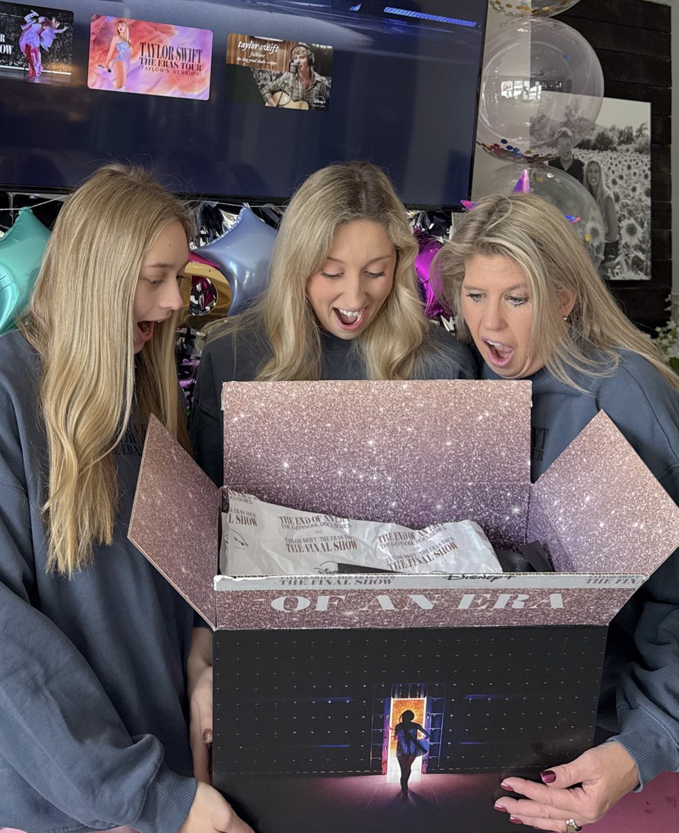 WhiTaysVersion's tweet photo. There’s nothing like going to The Eras Tour with your mom and sister 🥹🫶 

This box from @DisneyPlus, The End of an Era docuseries and The Eras Tour | The Final Show helped up relive all of those magical memories again! ✨ #TSTheEndOfAnEra #TSTheErasTourTheFinalShow https://t.co/sn7SpmXXnl