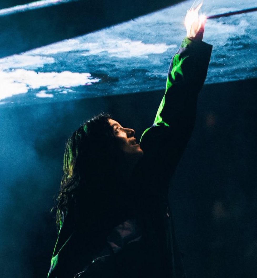 updatecharts's tweet image. Durante um discurso, Lorde disse aos fãs que se permitam sentir tudo, inclusive USAR DROGAS:

“[…] Permitam-se sentir tudo. Eu realmente acho que esse é o único jeito de atravessar este momento: sentir tudo. Trazer sentimentos fortes, sabe? Nadar pelado, ter sexo louco, usar…