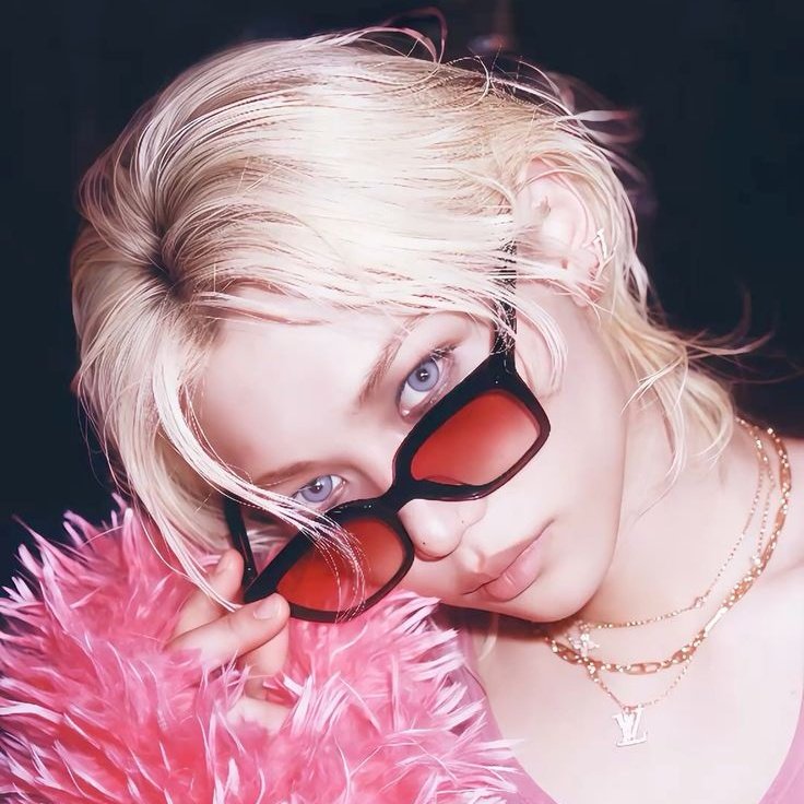 kiweeho's tweet image. felix in drag | #chanlix au

Bangchan acreditava fielmente ser hétero, mesmo que nunca houvesse se apaixonado verdadeiramente por uma mulher. Porém, ao ver Felix, seu melhor amigo, vestido de Regina George em uma festa fantasia, isso muda.