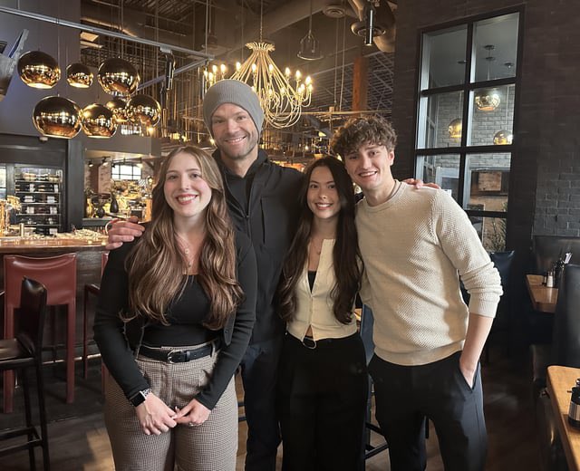 JarPad_Team's tweet image. 📸 141225 | Becvpotter8 Reddit Post with @jarpad 

"We were nervous to bother him and ask for a photo, but Jared is so nice and friendly! Took the time to have a genuine conversation with us about what he’s working on in town, even though he didn’t have to at all. Will definitely…