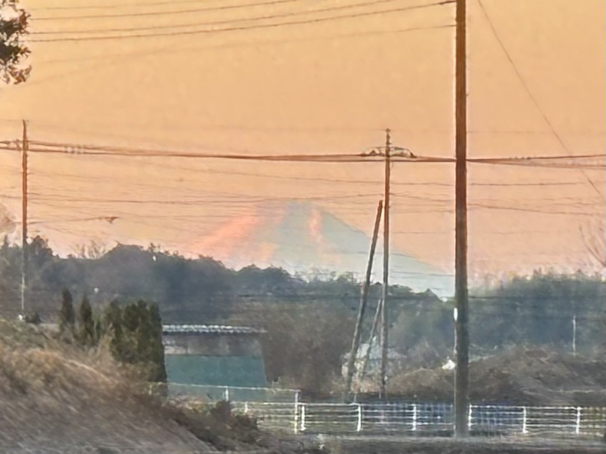 bp_ivix's tweet photo. @besshotetsuya ピンクの空と富士山
今日もいい1日になりますように
#ohayomorning https://t.co/mS8FkYVW5f