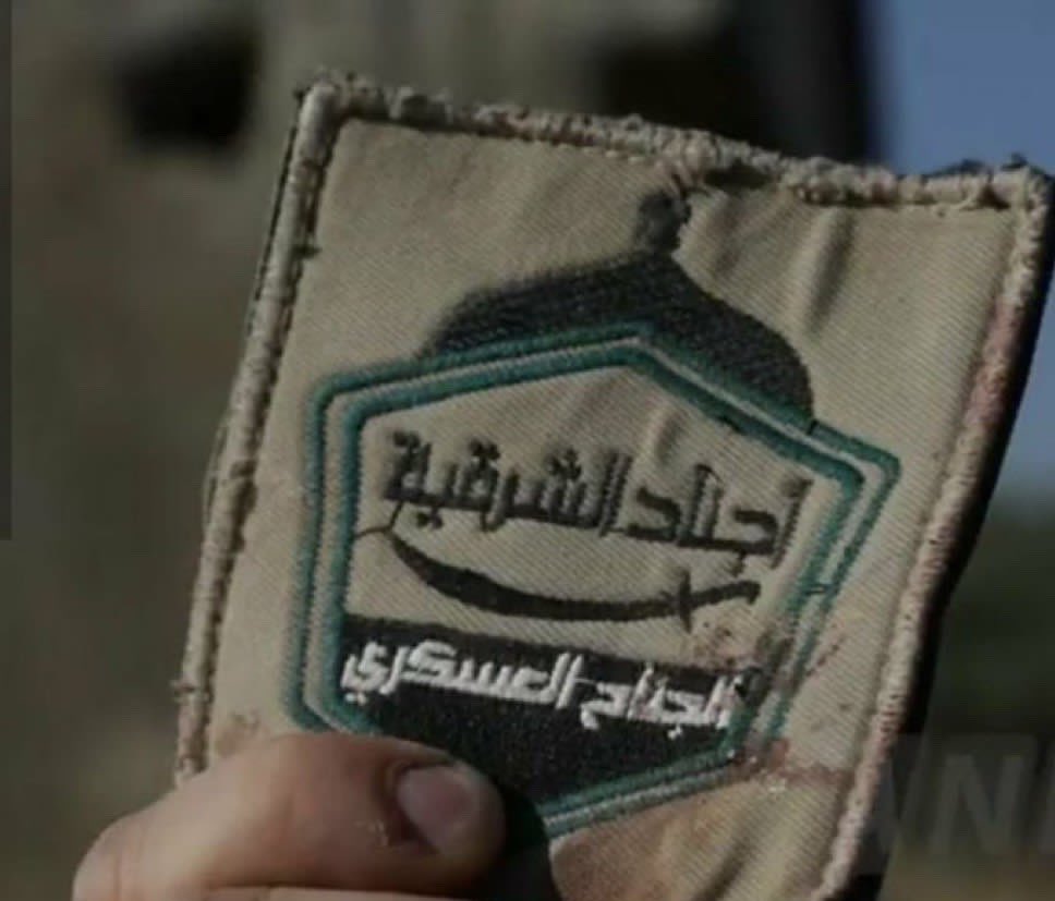 99_amori's tweet photo. أجناد الشرقية
شباب تركوا ديارهم في شرق سوريا، وحملوا أرواحهم على أكفّهم، ليقاتلوا على أعتى الجبهات في شمال البلاد. كانوا رأس الحربة في مواجهة النظام البائد وداعش، لا سيما في معارك البادية القاسية. صنعوا من صبرهم وبأسهم أسطورة، وتحولوا إلى كابوس لكل معتد، عُرفوا برجال لا يهابون الموت ولا يتراجعون أمام العدو.

تنويه: الصورة التُقطت بعدسة الإعلام الروسي، بعد أن انتزعت اللصقة من على كتف أحد الشهداء تقبله الله