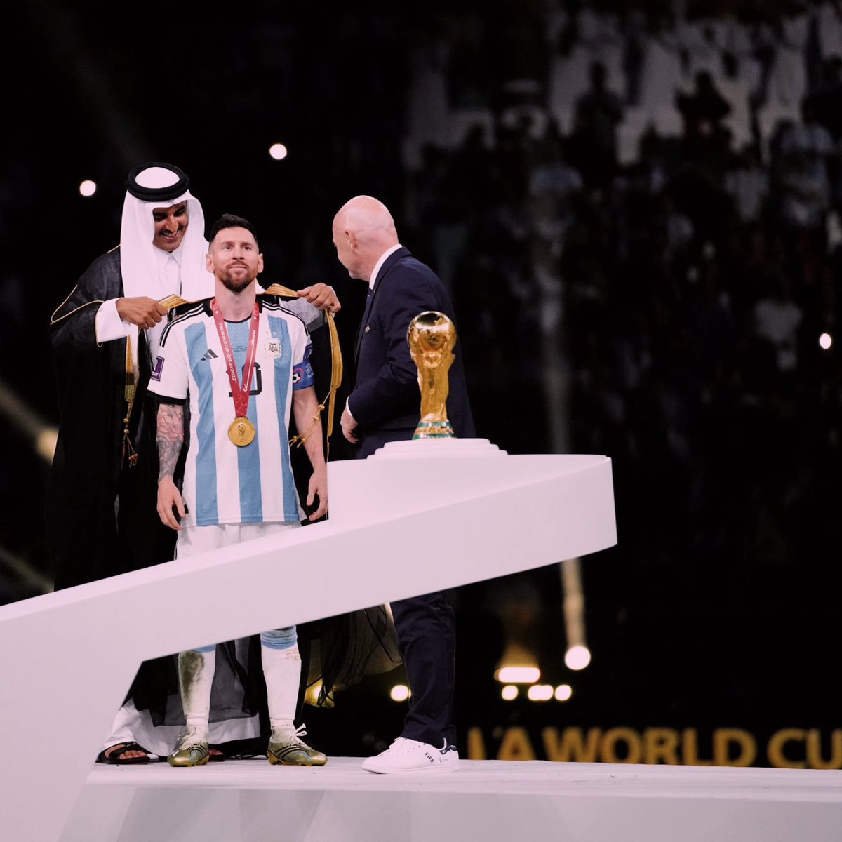 18 ديسمبر 2022 — أعظم ذكرى في التاريخ !

احتفل كأس العالم 
باحتضان اعظم لاعب في تاريخ اللعبة 🇦🇷