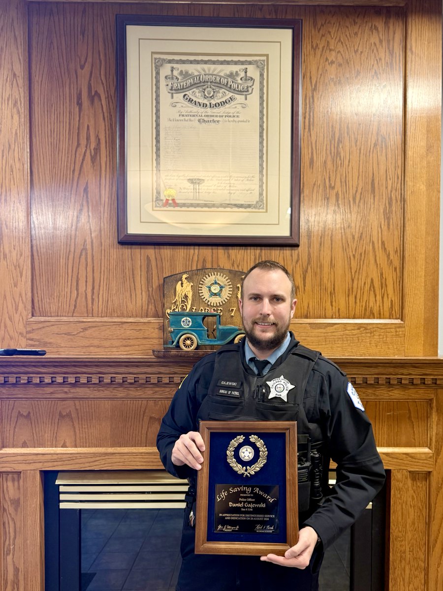 ChicagoCAPS24's tweet photo. Congratulations to police officer Dan Gajewski for earning a Life-Saving award from the Fraternal Order Of Police Lodge today. We're proud to celebrate your selfless actions to protect lives of our community. #Chicagopolicedepartment #Fraternalorderofpolice https://t.co/ElnfFKmWuh