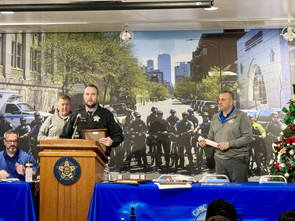 ChicagoCAPS24's tweet photo. Congratulations to police officer Dan Gajewski for earning a Life-Saving award from the Fraternal Order Of Police Lodge today. We're proud to celebrate your selfless actions to protect lives of our community. #Chicagopolicedepartment #Fraternalorderofpolice https://t.co/ElnfFKmWuh